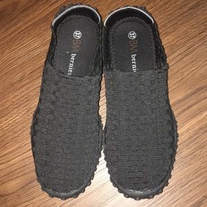Bernie Mev black flats BNWOT